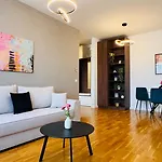 Ultimate Living Experience - Modern Accommodation & Free Parking Near Romexpo