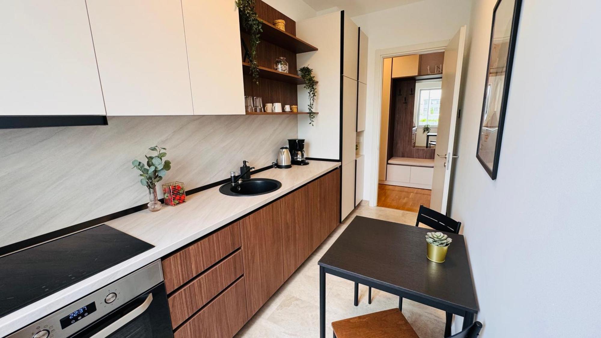Ultimate Living Experience - Modern & Free Parking Near Romexpo Apartament *